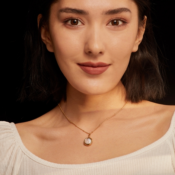 Exquisite Pearl Pendant Necklace - Picture 5 of 6